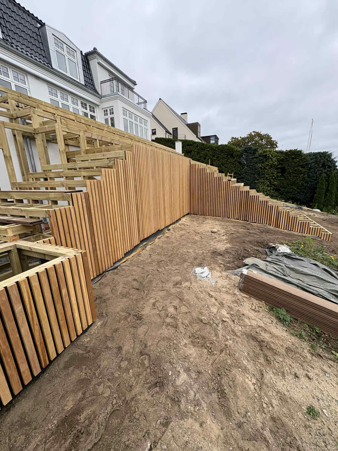 Lamelbeklædning og plantekasse på terrasse