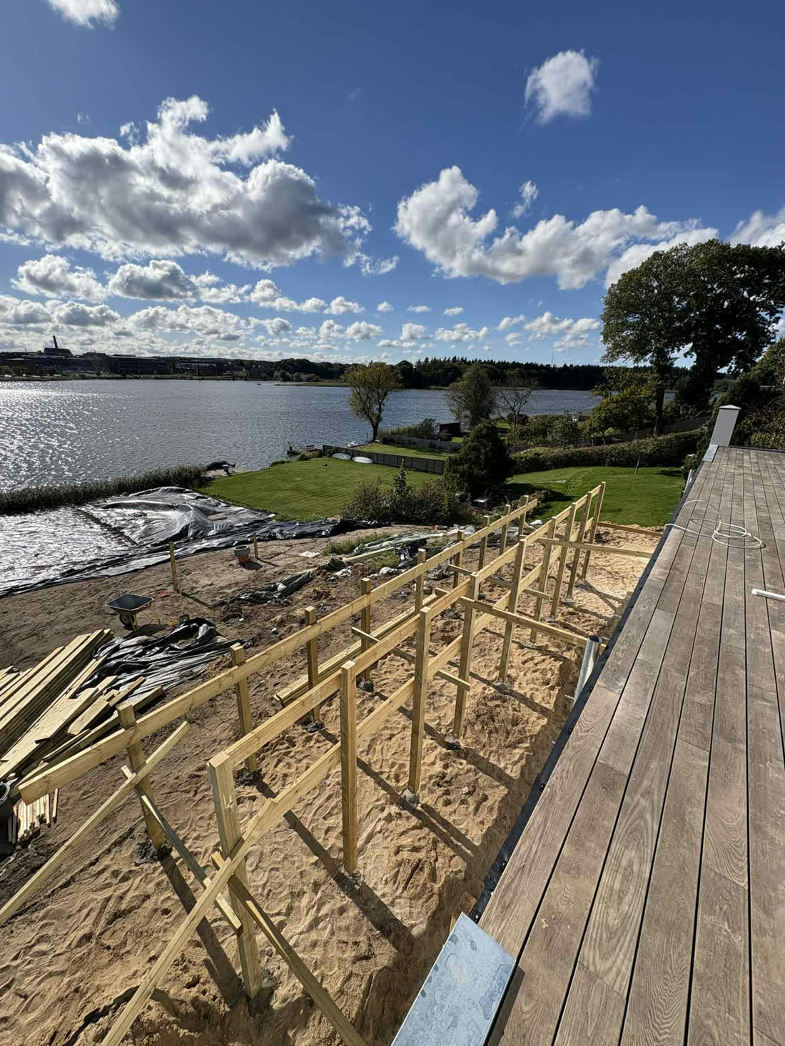 Terrassekonstruktion ved Langsø i solskin