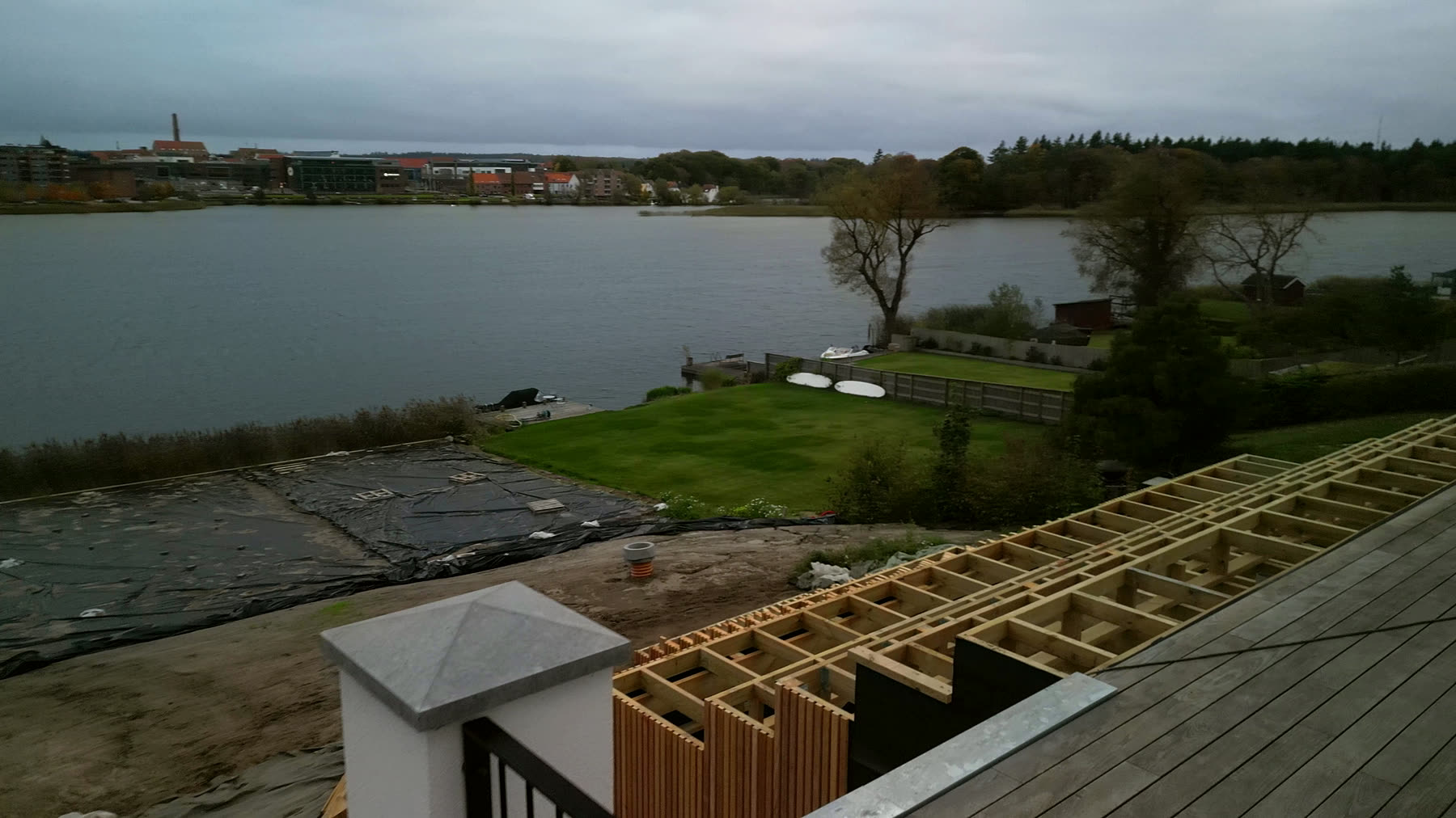 Terrassens bjælkelag med udsigt over Langsø og Silkeborg