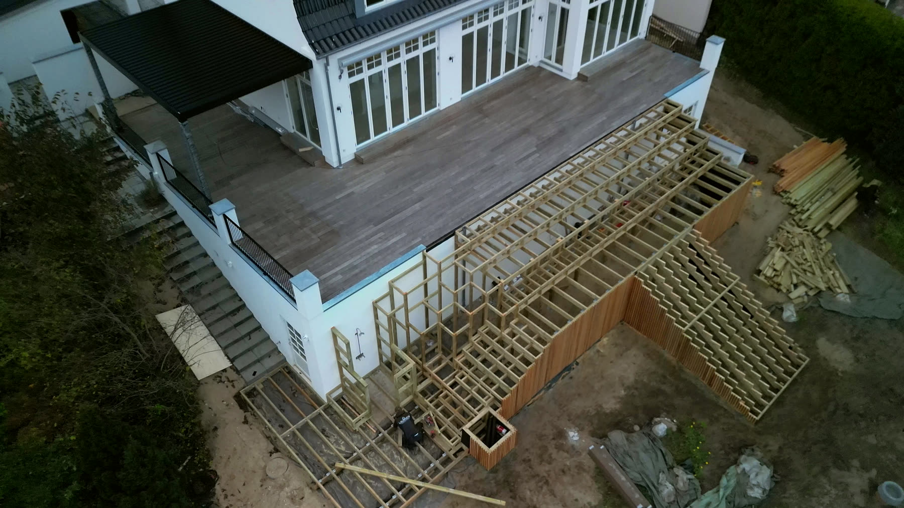 Luftfoto af villaen Egely med den nye terrassekonstruktion i flere niveauer