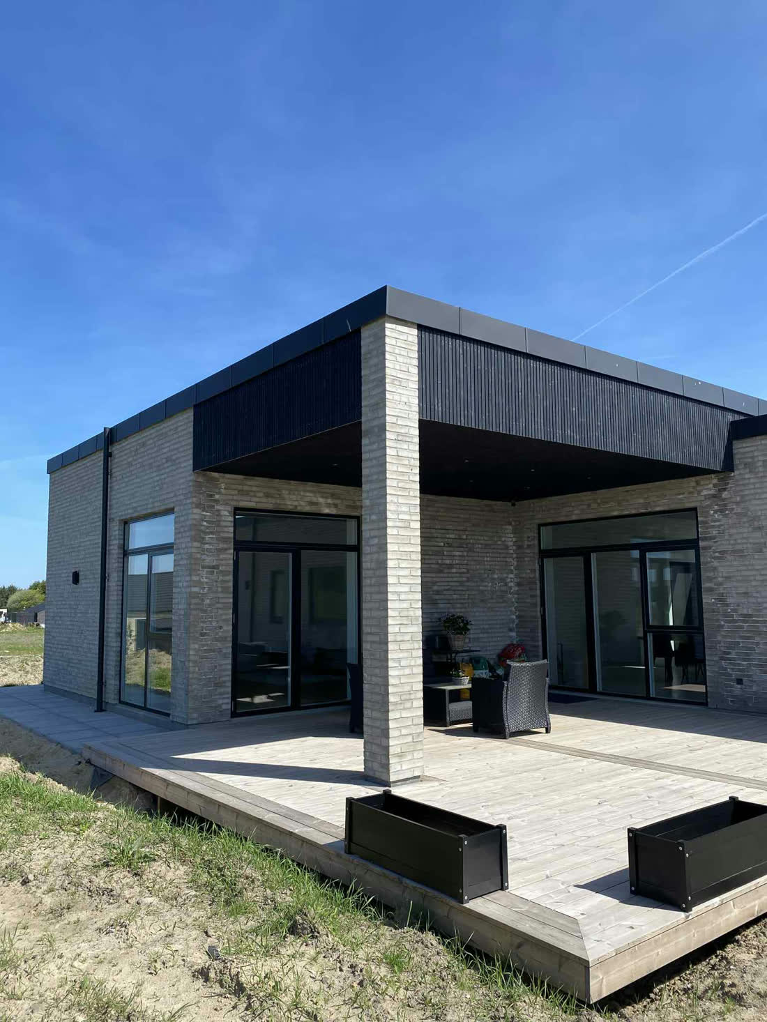 Nyopført villa med terrasse og plantekasser